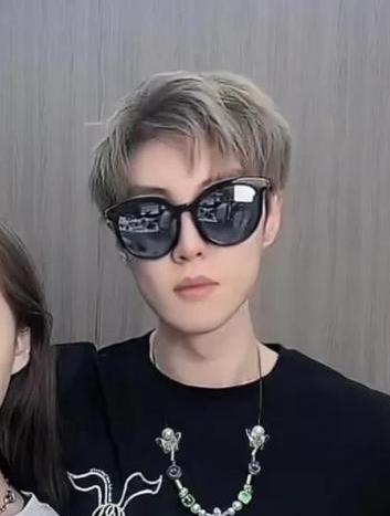 赵一楠|赵本山儿子赵一楠恋情疑曝光，两人穿情侣装共舞，女方颜值高