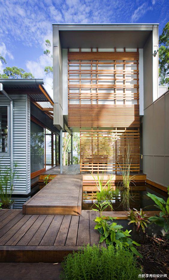 懂生活的人会把庭院错层设计，砌楼梯花坛下面养鱼，入户水景潺潺