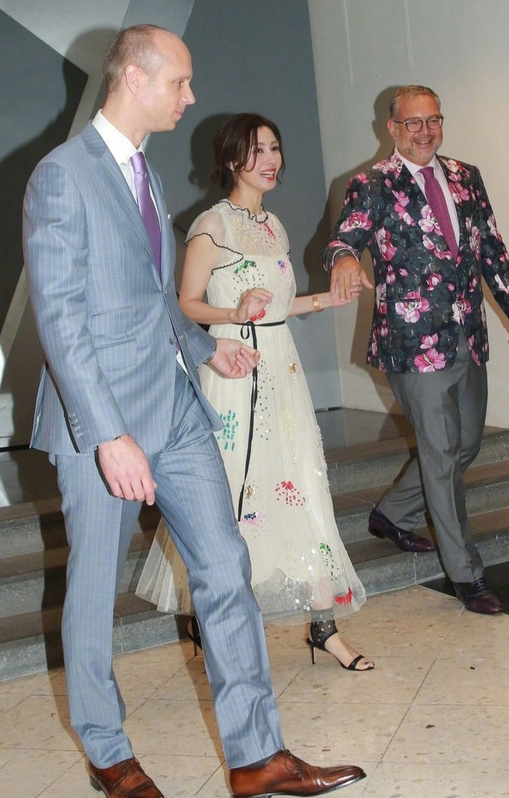 李嘉欣|李嘉欣原装五官真抗老，怼脸照也如此精致完美，大婶年纪少女气质