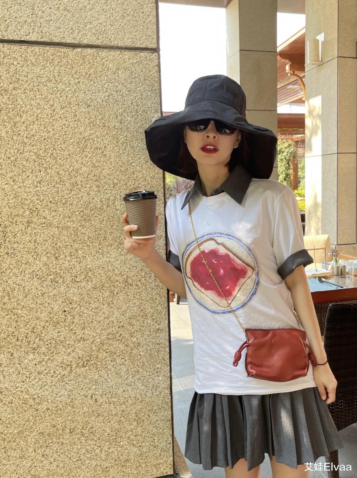 艾娃Elvaa|吴昕审美有问题？穿皱巴巴T恤配百褶裙，搭配红色包包太low
