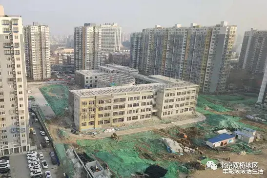 购房置业|第二个“清管”？双桥这个九年制学校开始喷涂外立面