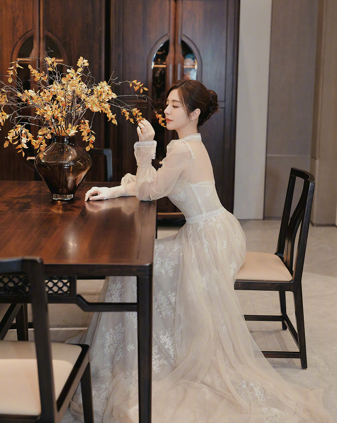 何有强|王晓晨又美出圈了，一袭裸色纱质连衣裙浪漫温柔，美得高级洋气