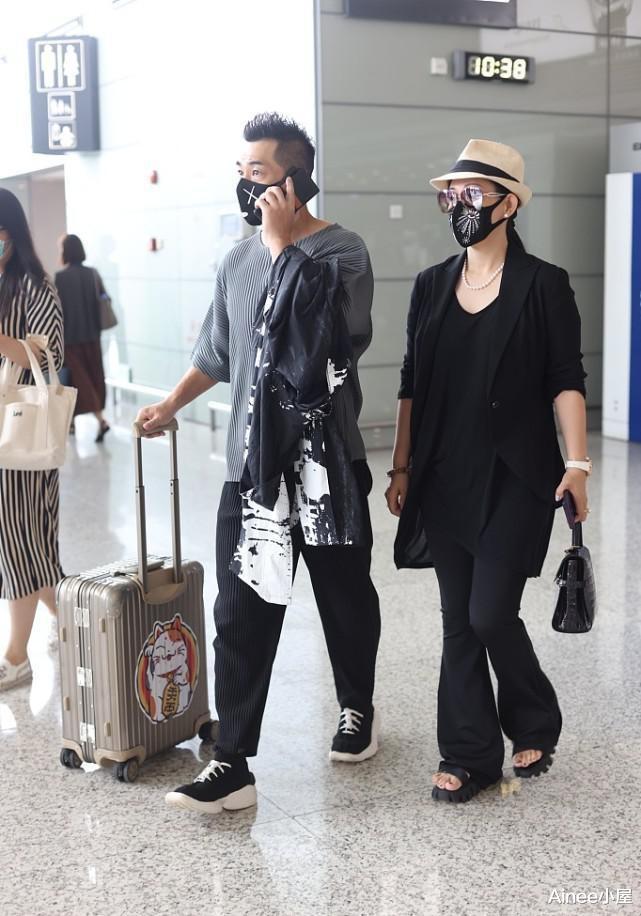 Ainee小屋|赵文卓三口同框挺幸福,妻女穿得干练大方,他却穿得休闲有型