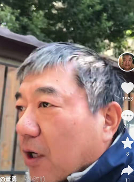 董勇|戏骨董勇现身简陋小饭馆，大方露脸无人识，46岁时二婚生女太幸福