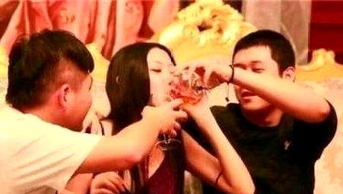 说说热点故事烩 父母失职！16岁ktv女子跳江身亡案后续：月入过万，妹妹也曾接客