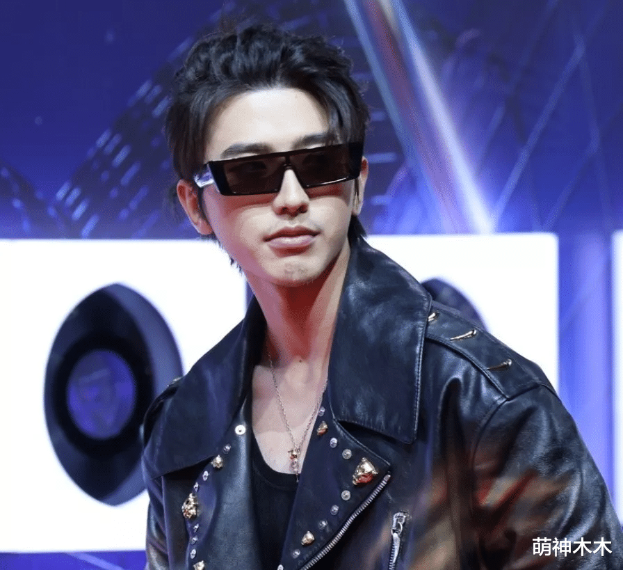 星光大道|又见红毯魔鬼打光！明星一脸坑洼，粉底又厚又白好像戴了面具