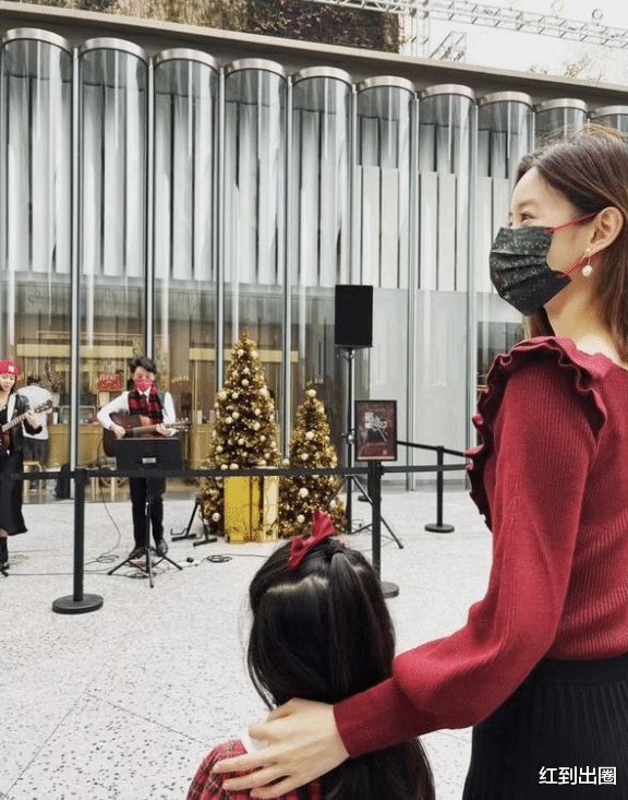 章泽天|章泽天现身高级餐厅吃日料，皮肤白皙太年轻，老板送酒搭讪遭拒绝