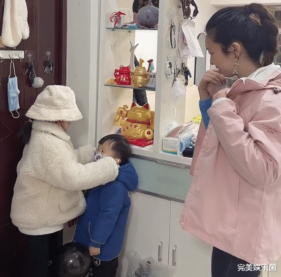 奇奇|田静更新动态，带奇奇悦悦逛街空手而归，被嘲赚大钱买不起玩具