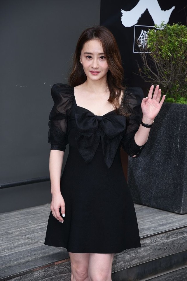 陈德容|46岁陈德容罕见没变化！披浓密秀发搭黑裙美赫本，肌肤更白到发光