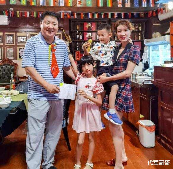 金巧巧|46岁金巧巧近况曝光，曾与吴启华相恋，嫁入豪门生下一双儿女很幸福