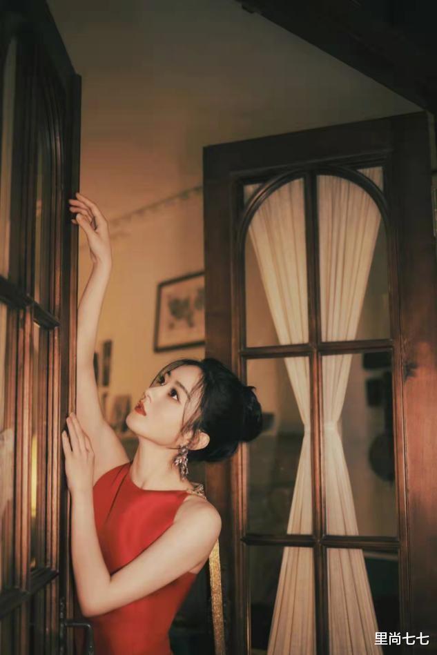 金婚|赵丽颖终于变大花，一袭红裙亮相美艳升级，转型成功更有熟女韵味