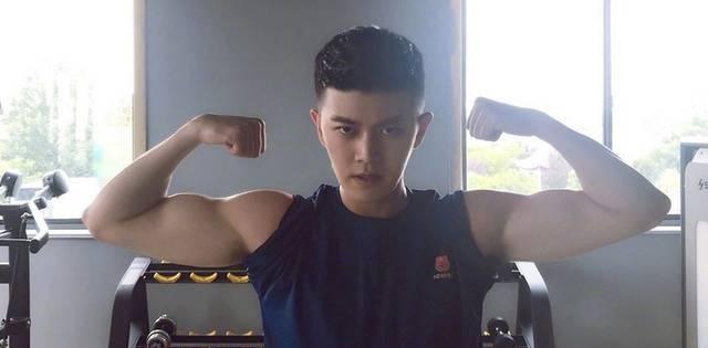 任嘉伦|32岁的“甜虐男主角”任嘉伦，瘦身52斤后，面部轮廓更加突出