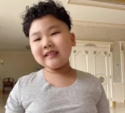 周扬青|郭德纲一家人只有郭麒麟苦苦维持身材，其他三个已放飞自我