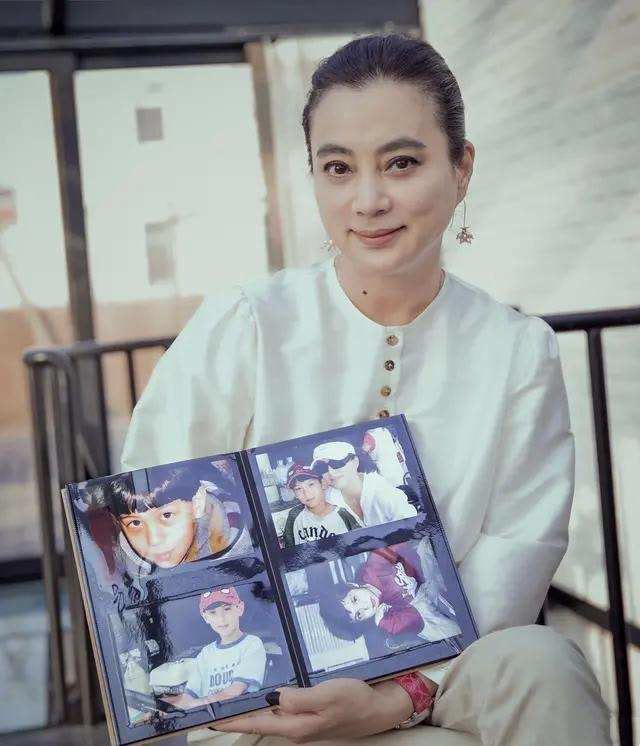 冻龄 李玲玉才不服老,穿背带裤扎马尾不像57岁,脸蛋还是当年美人模样