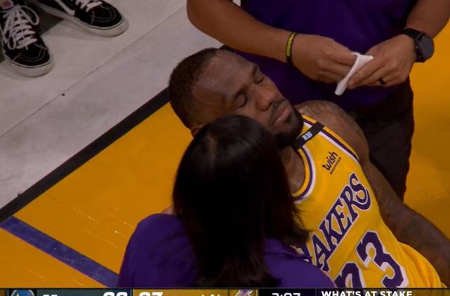 勒布朗·詹姆斯|寒心！格林插眼詹姆斯后，接着更加嚣张，裁判扭头就走