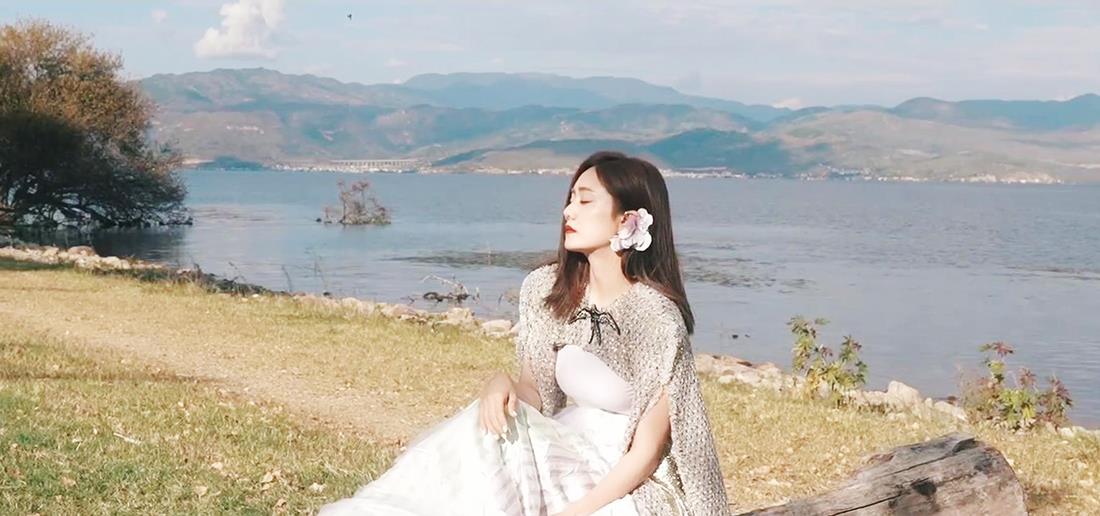 刘芸|刘芸年近四十宛若仙女，在洱海边白裙飘飘，演绎氛围感大片