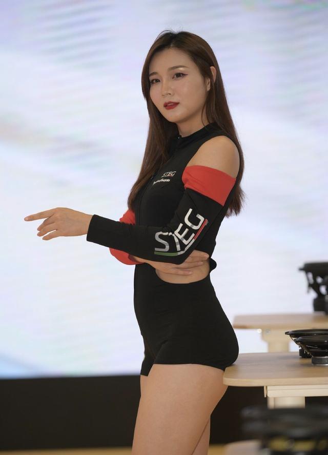 女孩|胖女孩穿“连体裤”时尚性感，凸显清纯范儿，展示丰腴美