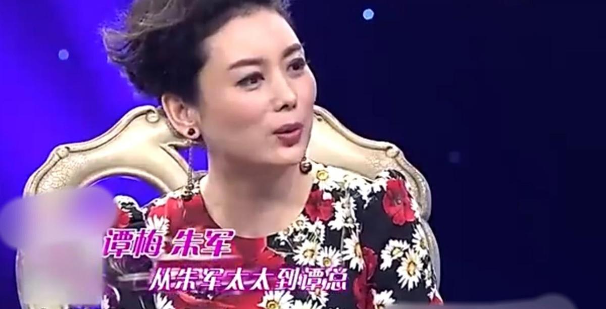 朱军|著名主持人朱军现身商演，挺啤酒肚驼背变苍老，女搭档眼神太崇拜