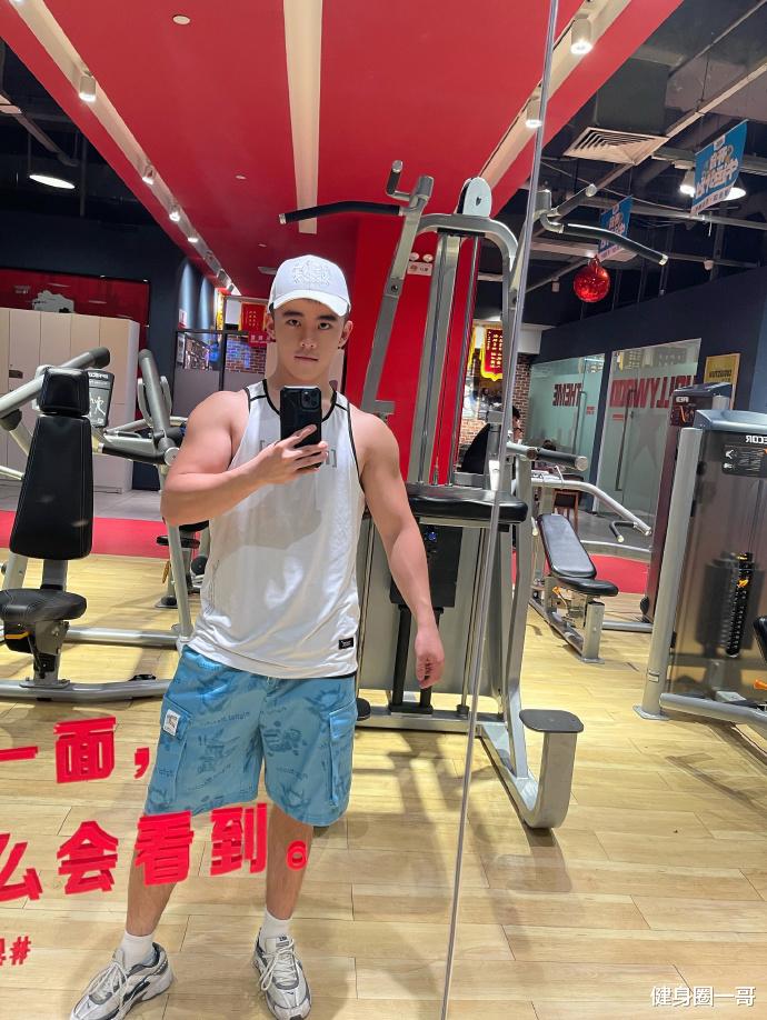 健身圈一哥 反差萌肌肉大男孩,一张正太漫画脸,却有这么壮硕的好身材!