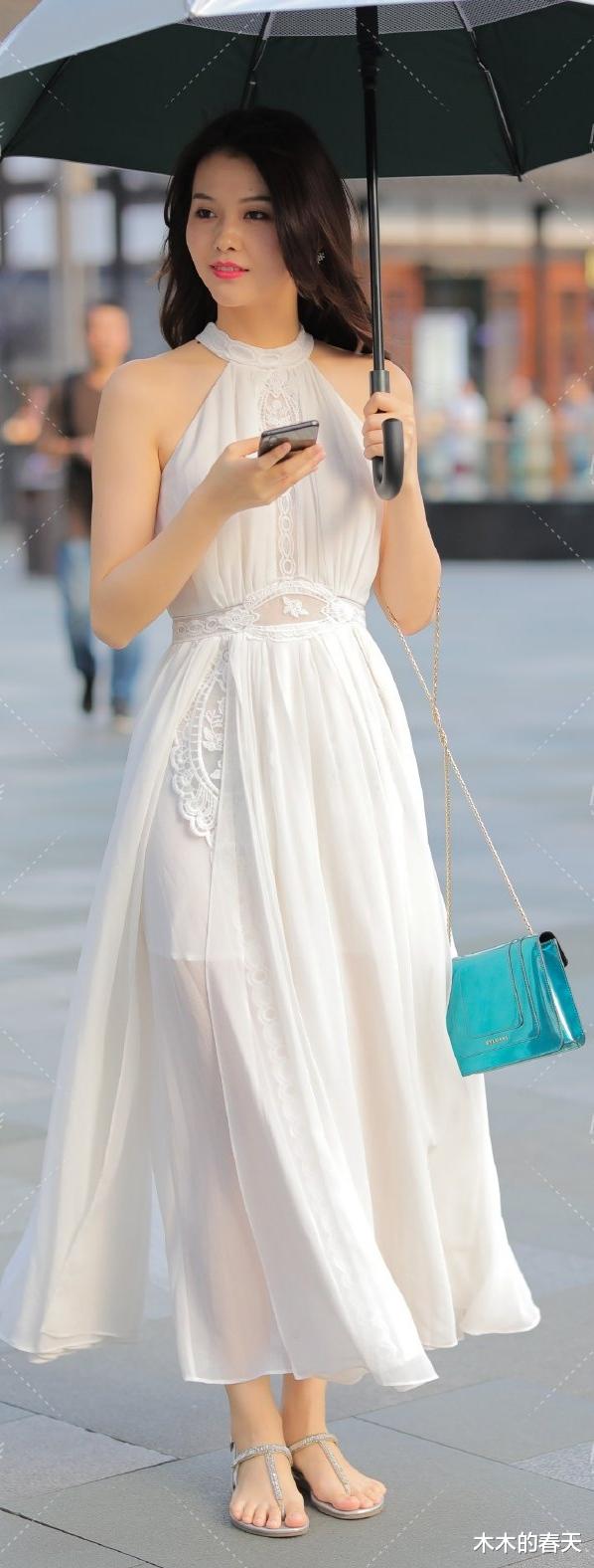 木木的春天 挂脖设计长裙突出平角肩,让身材非常有模特感!