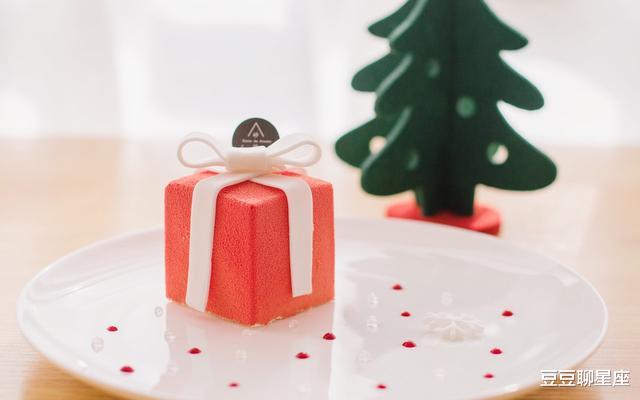 豆豆聊星座|12星座最让人“着迷”的部位:天蝎座小蛮腰,水瓶座让人流连忘返