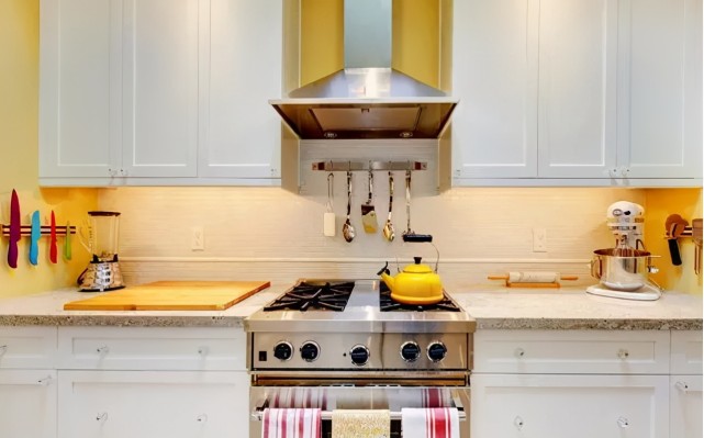 老年小妙招|还在嫌厨房东西放不下？我家地柜留空一格，方便收纳空间翻倍