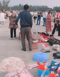 广州市 老婆跟领导出差，发来照片说在广州塔，朋友看了劝我离婚，为什么？