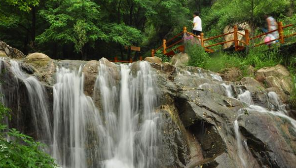 山东省 山东一景区竟然走红！“吸金”惹人非议，门票120游客却络绎不绝