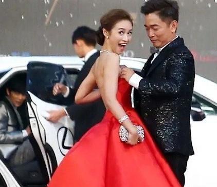 吴宗宪|女大需避父吗？吴宗宪携手女儿走红毯，当众帮提“抹胸”引争议