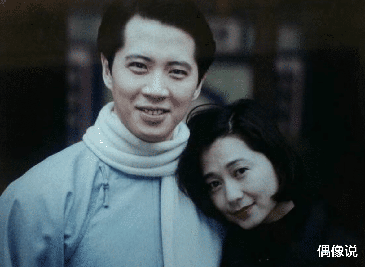 欧阳娜娜|欧阳娜娜带妈妈参加摄影展，59岁傅娟气质好，母女同框五官很像