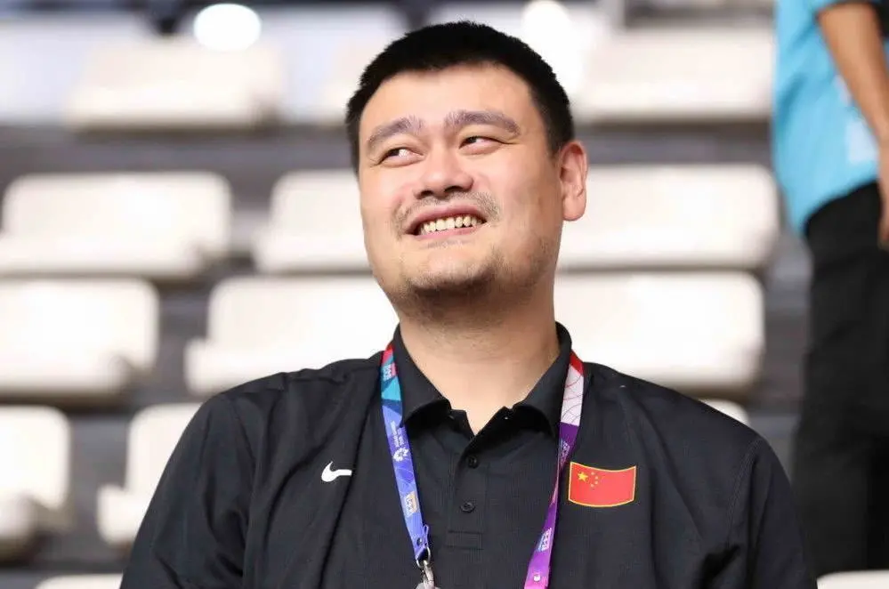 姚明|姚明近照,身材严重发福,他38岁的妻子,宛如少女显得韵味十足