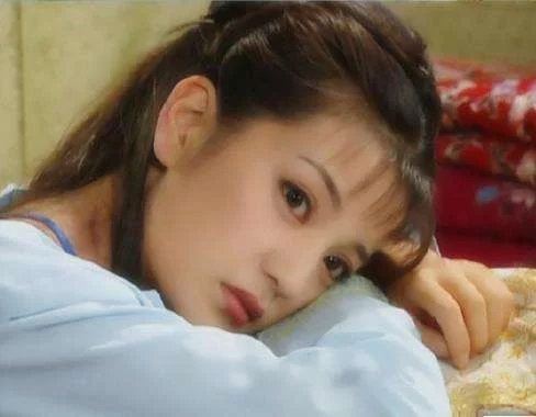 何晴|年轻时的赵薇有多美，能够让琼瑶一眼相中，让黄晓明一见钟情