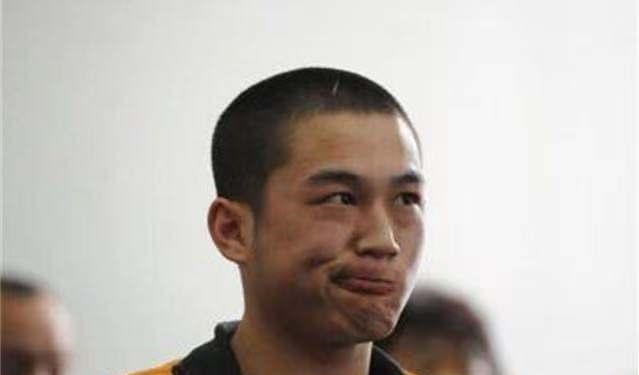 他残杀一对母子,法庭上微笑求赴死,听到判决结果后笑容消失了