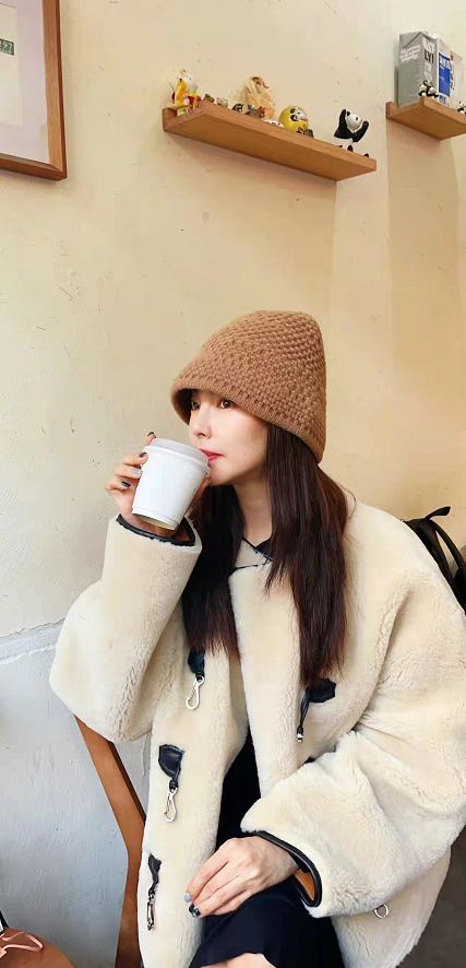 张雨绮|跟小鲜肉恋爱会显年轻?辣妈张雨绮穿皮草走名媛风,新自拍美翻天