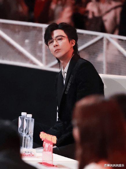 张新成|《国剧盛典》红毯：“乔家兄妹”合体，张新成帅气，而她造型出彩