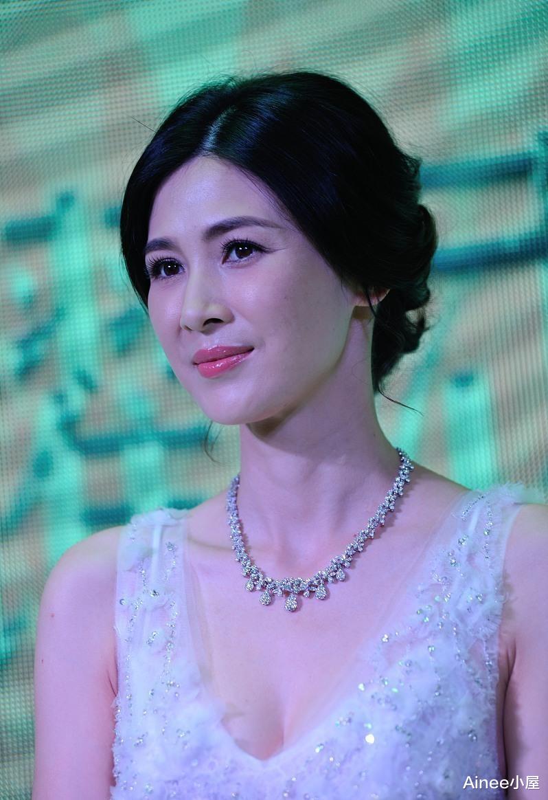 Ainee小屋 童蕾挺有女人味的，白裙上面镶亮钻好吸睛，清纯感与成熟感并存