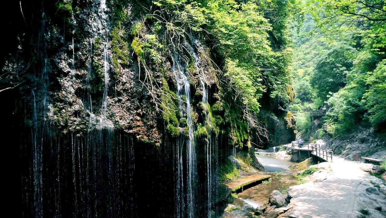河南 河南一景区,被称为“小九寨”,景区内一景点男女看了都感到羞愧