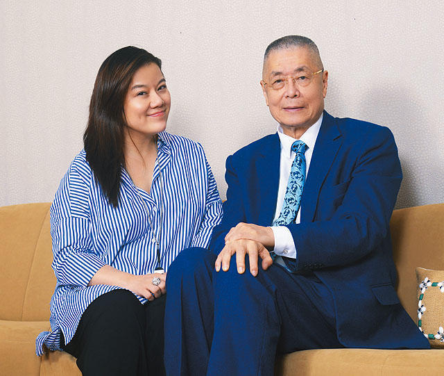 全球时尚号 82岁刘诗昆为一岁儿女庆生，穿黑色西装精神不错，和妻子差37岁