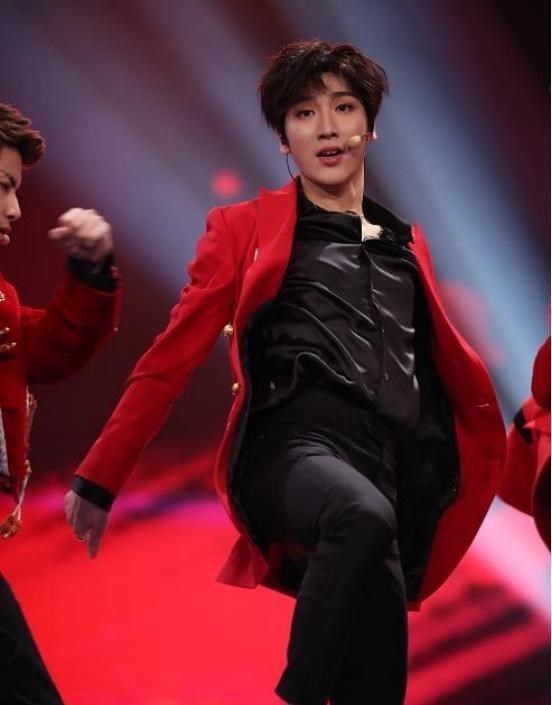 邓紫棋|大商场走穴捞金，打工还百万违约金，糊爱豆的生涯一眼看不到头