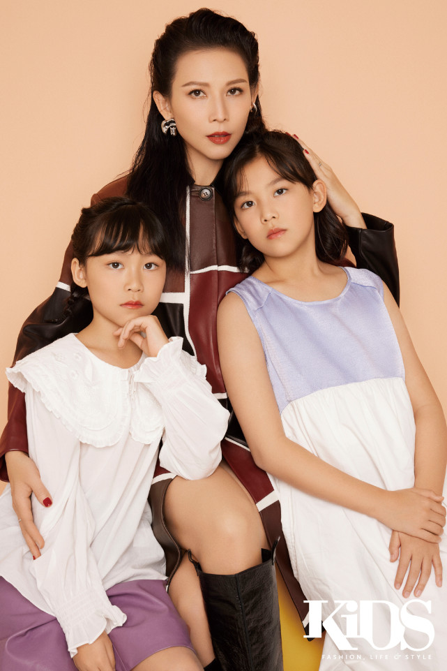 鞠婧祎|蔡少芬携手全家登大刊！她穿皮裙飒气十足，孩子颜值高基因太优越