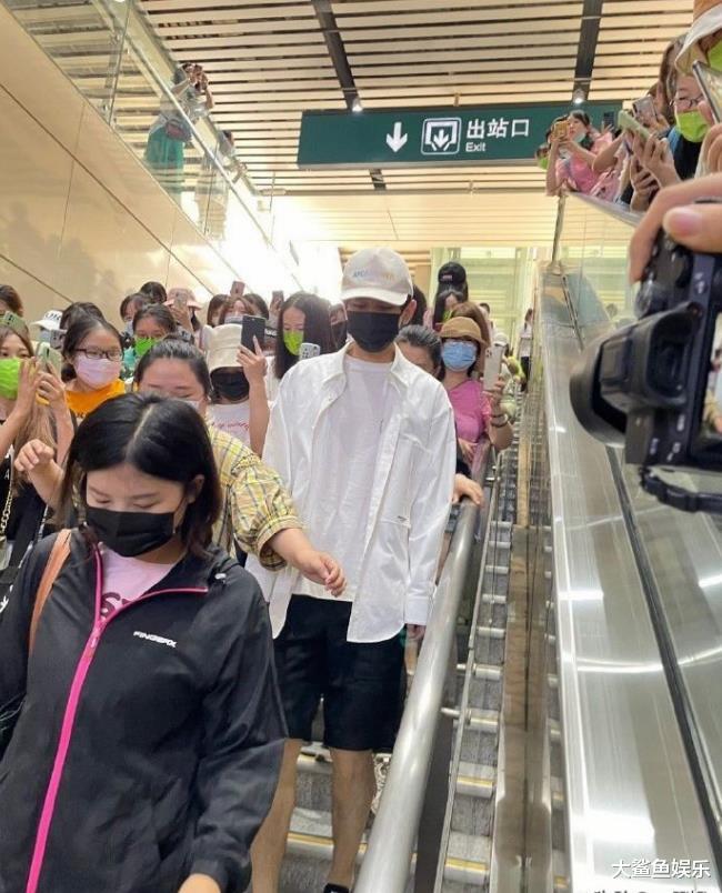 刘晓庆|成毅现身高铁站女粉丝也是非常疯狂，粉丝看见爱豆都走不动了