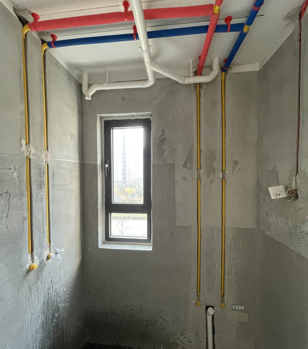 地暖管里有水的业主注意了,冬天不供暖请把水排出去