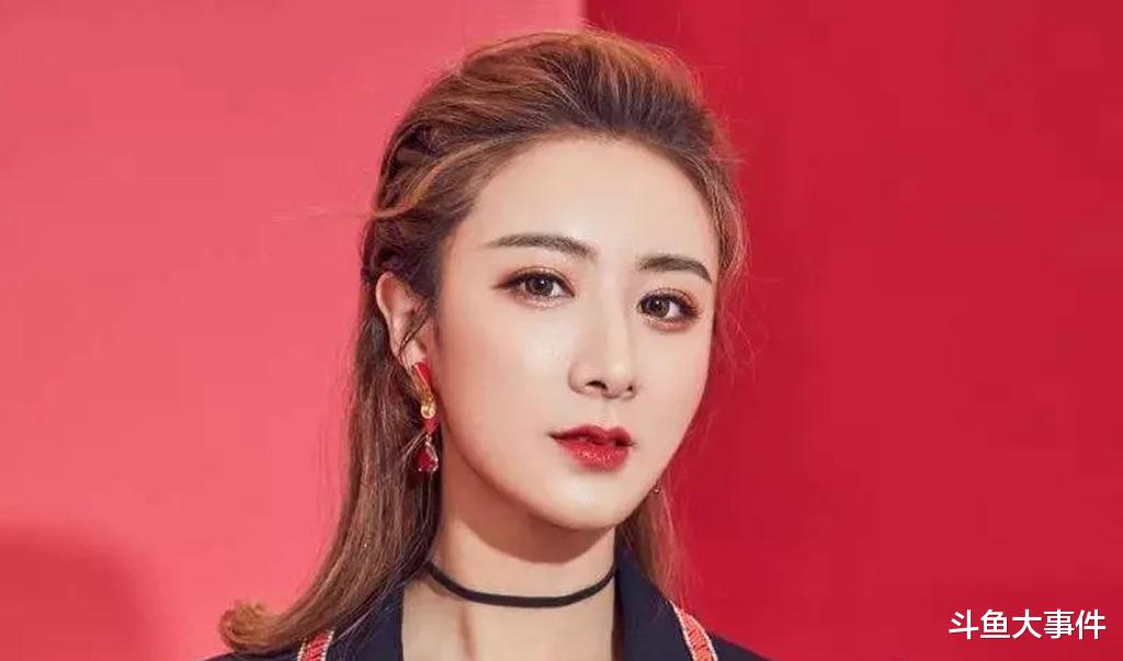 钱小佳|钱小佳发出意味深长微博动态，女主播王佩同样发出意味深长微博动态！