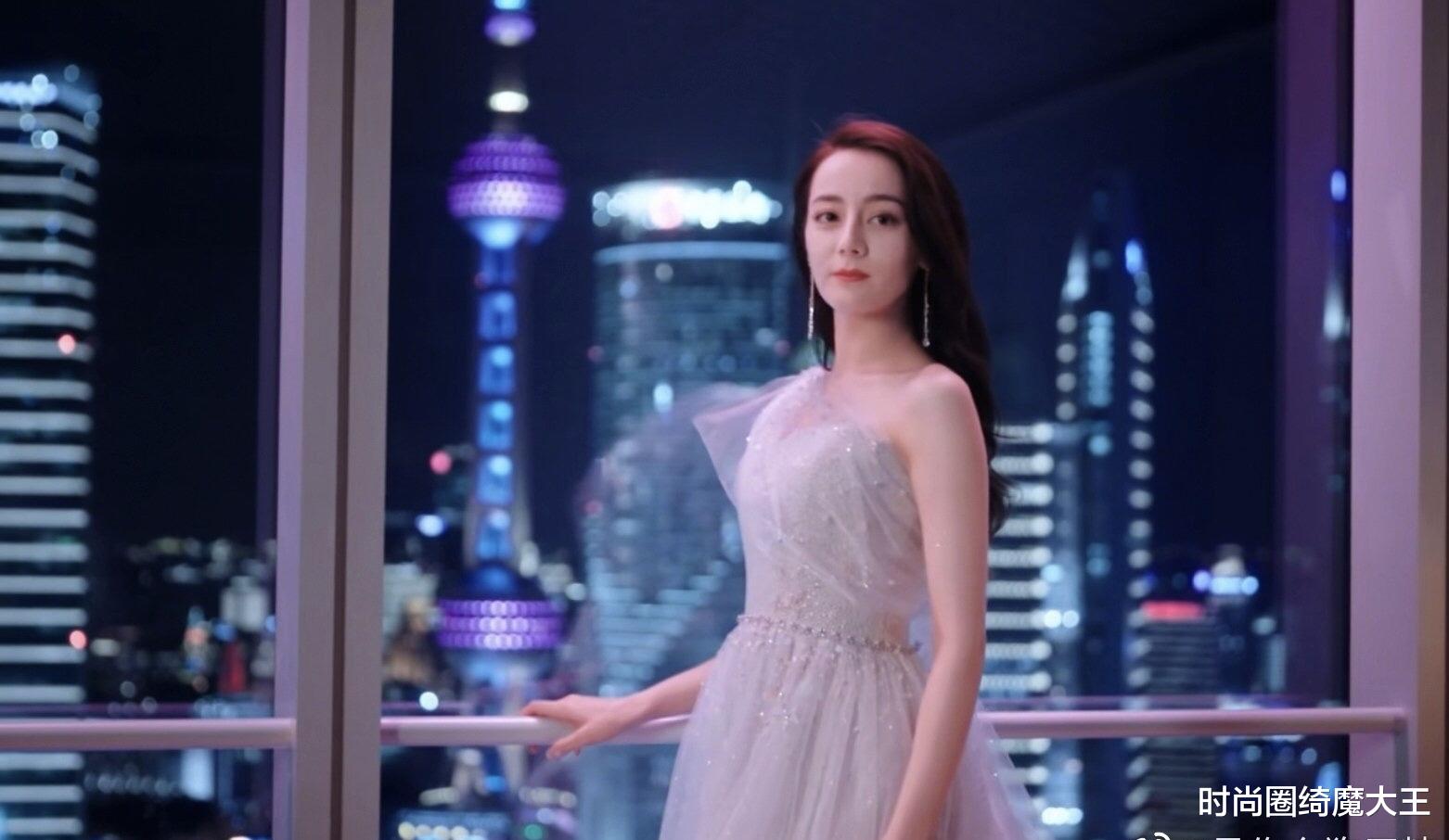 时尚圈绮魔大王|《你是我的荣耀》首播，热巴怼脸拍暴露眼袋，杨洋打游戏姿势被嘲