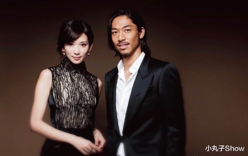 林志玲|林志玲和日本老公同登杂志封面，老公用相机拍爱妻，女神香肩抢镜