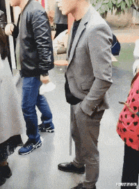 时光了了说说|“酒吧装醉亲了下身边的妹子,结果...”哈哈哈兄弟你戏份有点多!