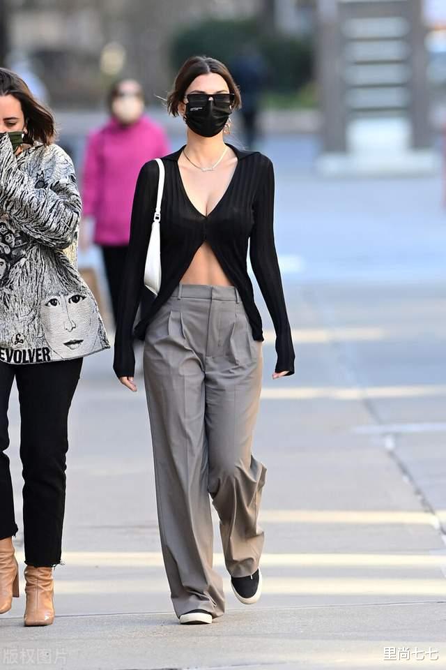 向华强|郭碧婷祖孙三代被偶遇，女儿哭一头汗伸手要妈妈，向华强不舍撒手