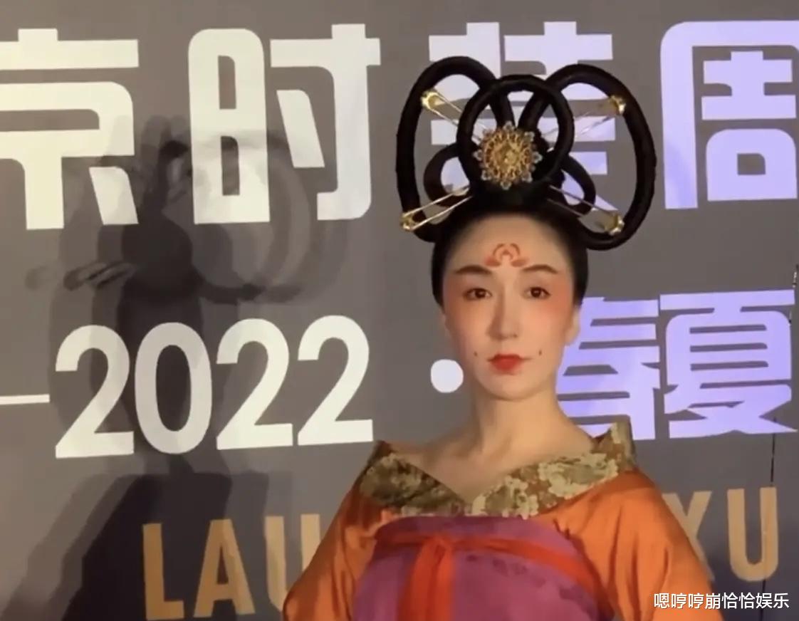 娄艺潇|北京时装周红毯,娄艺潇的装扮一言难尽,姚安娜终于找对风格