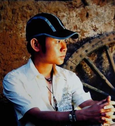 周旭阳嘉应 有种“整容”叫刀郎的帽子, 脱下帽子差别太大, 网友：这是同一个人