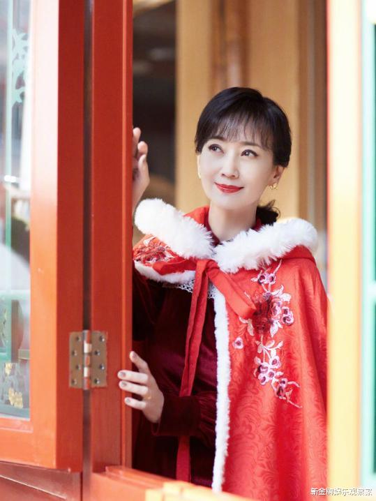 赵雅芝|赵雅芝晒近照，红色古风斗篷造型似仙女，谁能看出她68岁了？